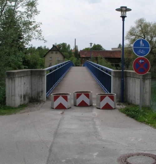 Radfahrer absteigen